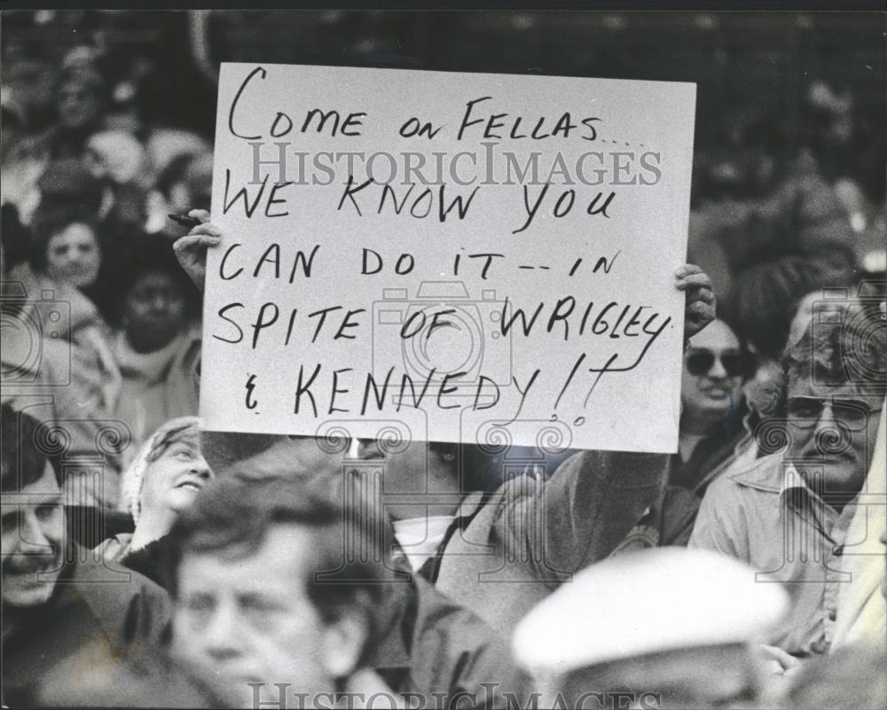 1981 Press Photo Fans Wrigley Field Kennedy Protest - RRQ24257 - Historic Images