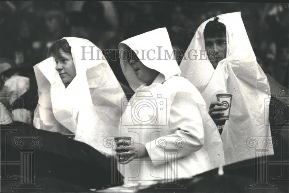 1980 Press Photo Cubs Fans In Rain Gear Wait Out Rain - RRQ24259 - Historic Images