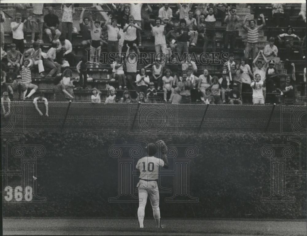 1982 Press Photo Leon Durham Waves To Fans After Homer - RRQ24409 - Historic Images