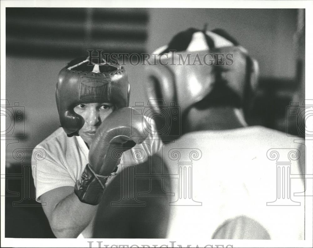 1980 Press Photo Nike Roisma Luke Capuano boxing fight - RRQ25435 - Historic Images