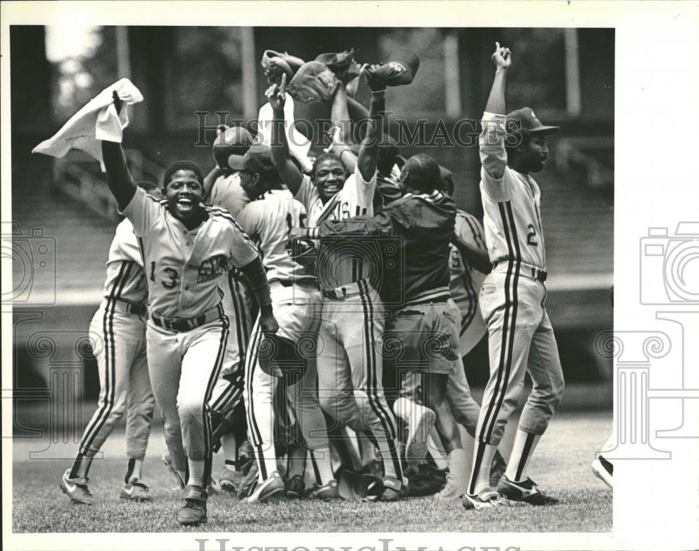 1987 Press Photo CVS defeats Clemente Comiskey Park - RRQ25549 - Historic Images