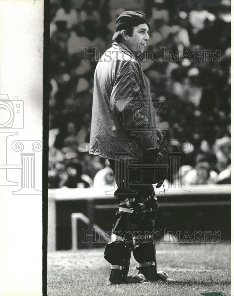 1982 Press Photo Chicago Cubs Umpires Jackets catch - RRQ26475 - Historic Images