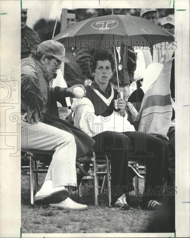 1976 Press Photo Anne Hearing Parade Spirit - RRQ26755 - Historic Images