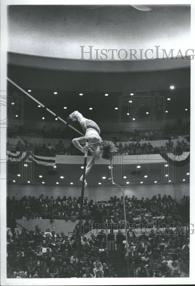 1981 Press Photo Track Meets Indoor NCAA Earl Bell Top - RRQ26831 - Historic Images