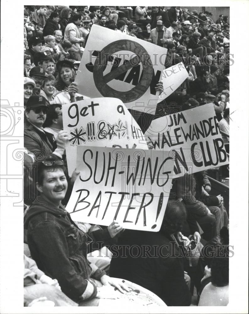 1987 Press Photo Fan Show Allegiance Game Detroit Club - RRQ26885 - Historic Images