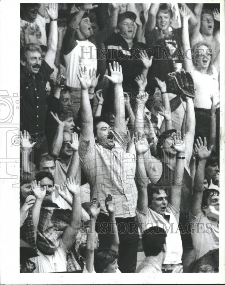 1985 Press Photo Dozier AL Detroit Fans Wave Hand Play - RRQ26887 - Historic Images