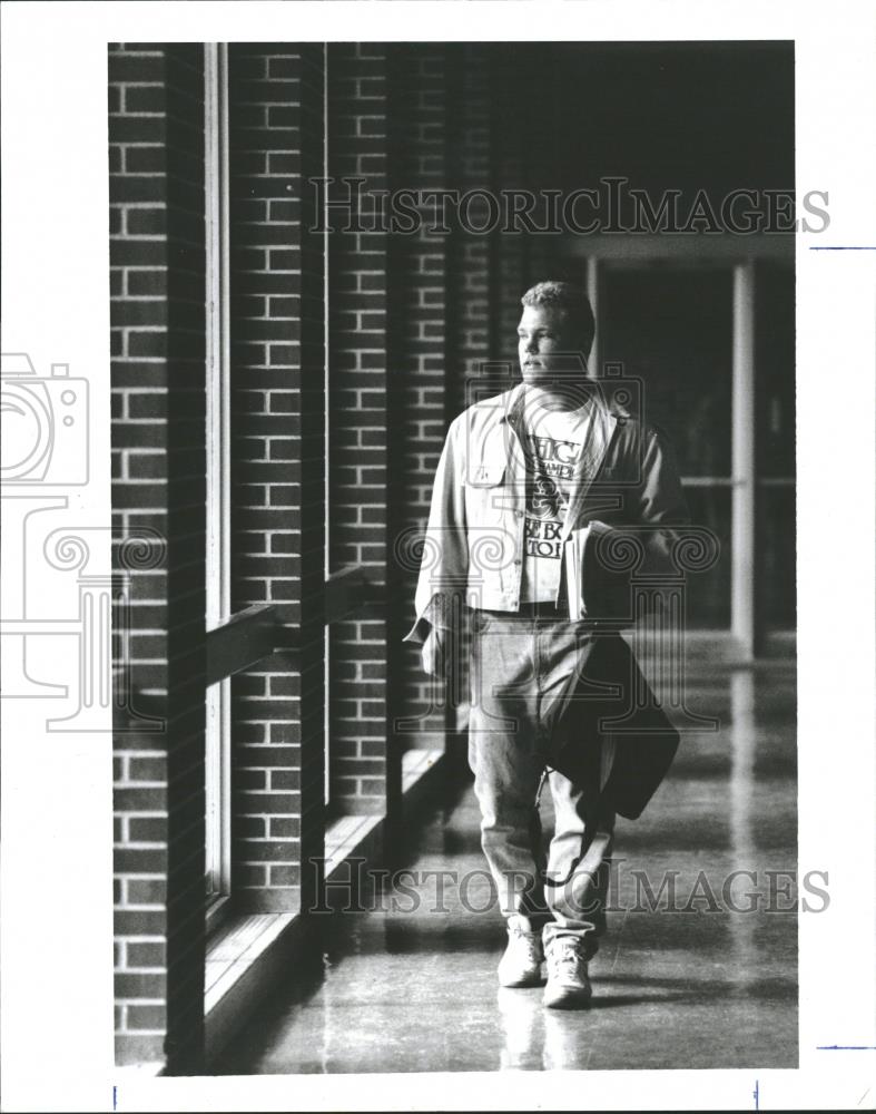 1990 Press Photo Chris Hutchinson seriousness classroom - RRQ27223 - Historic Images