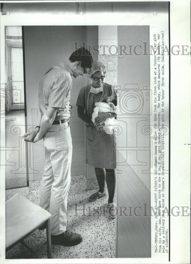 1970 Press Photo Jim Ryun Fathers Day Ann Girl Birth - RRQ28385 - Historic Images