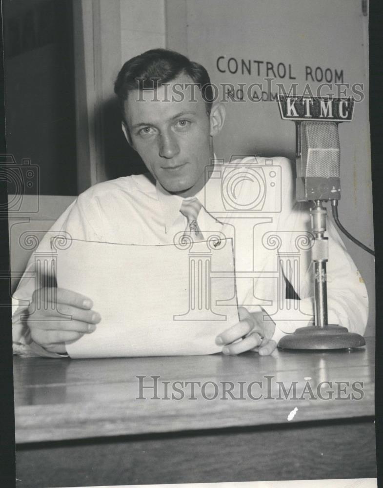 Press Photo Howard &quot;Howie&quot; Martin Radio Announcer - RRQ28681 - Historic Images