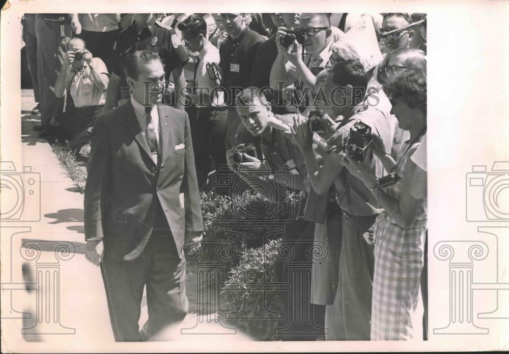 Press Photo Man Walks through Crowd with Cameras - abna35616 - Historic Images