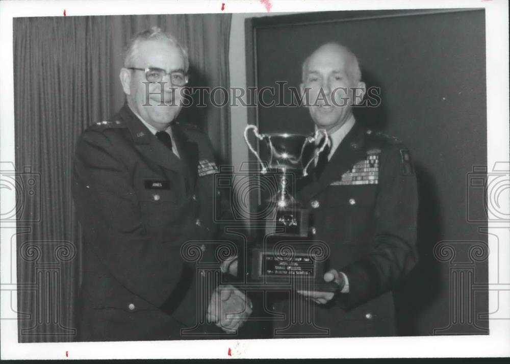 1977 Press Photo John D. Jones of the US Army Reserve presents trophy - Historic Images