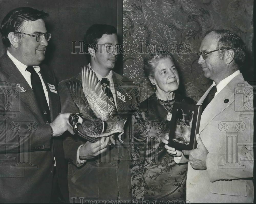 1977 Press Photo Plaque presented to Mrs. Walter Jones of wildlife federation - Historic Images