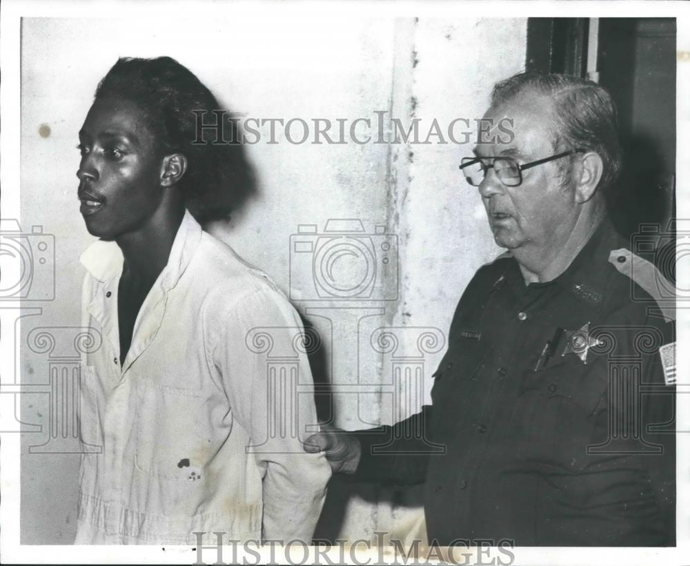 1978 Press Photo Aaron Jones with Blount County Deputy Fred Allcorn, Alabama - Historic Images