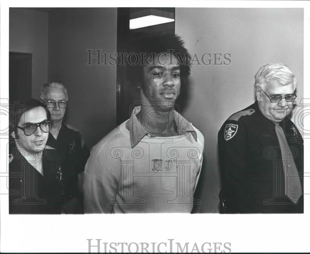 1981 Press Photo Benny Ray Jones being escorted by deputies (Alabama) - Historic Images