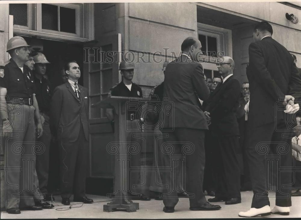 1988 Press Photo George Wallace stands outside door at University of Alabama - Historic Images