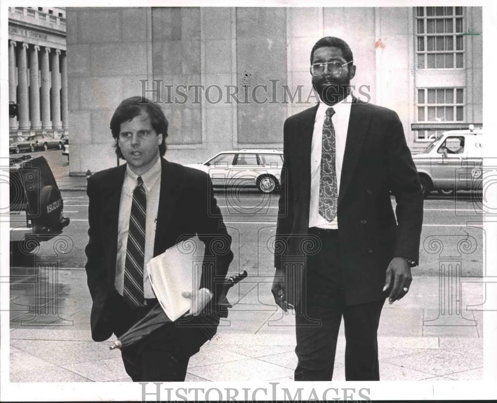 1989 Press Photo Henry P. Johnson with his attorney, Doug Jones, Alabama - Historic Images