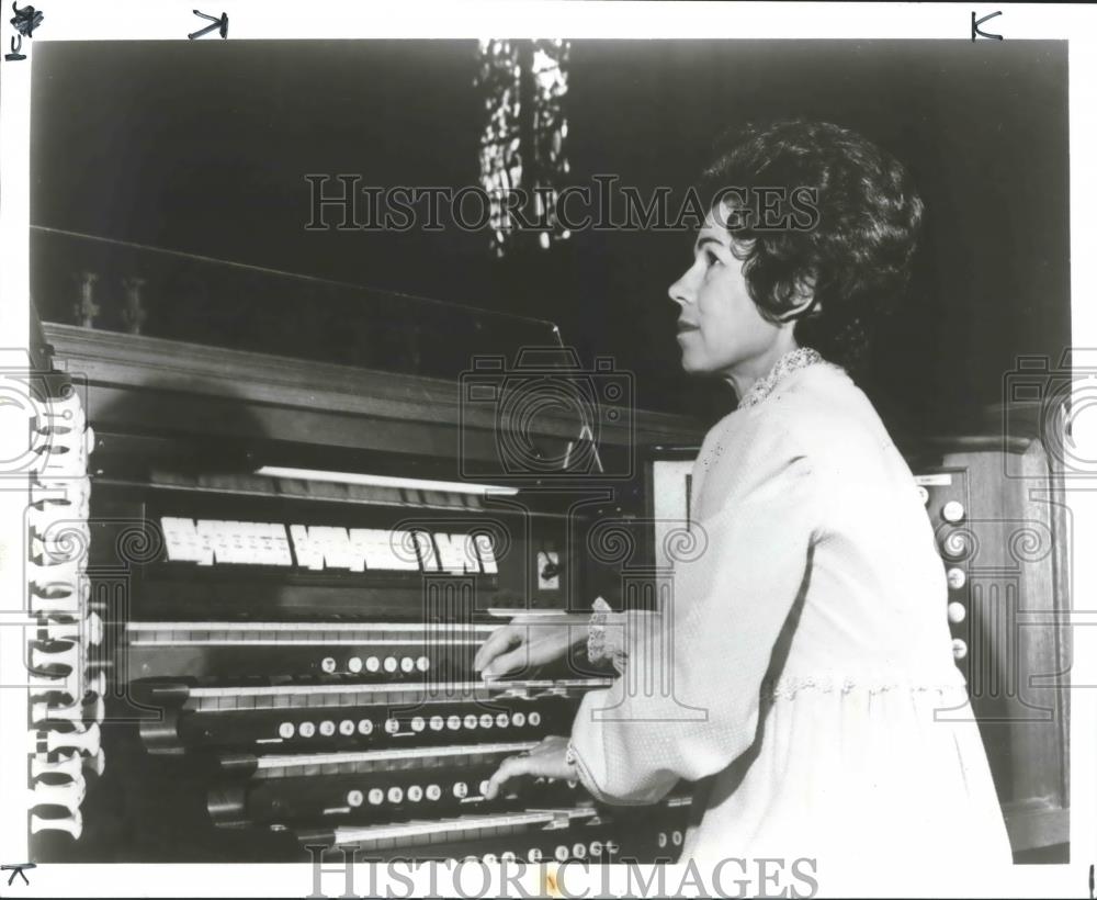 1981 Press Photo Wilma Jenson, musician, plays organ at church, Alabama - Historic Images