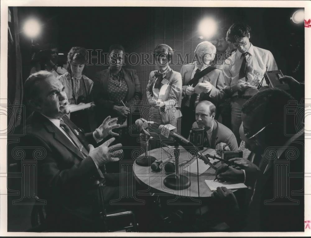 1984 Press Photo Former Alabama Governor George C. Wallace at Press Conference - Historic Images