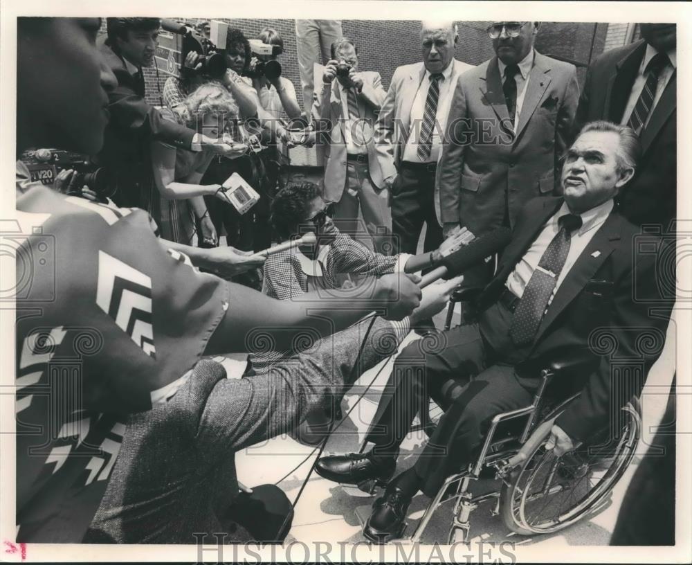 1985 Press Photo George C. Wallace testifying at Federal Court House - abna35884 - Historic Images