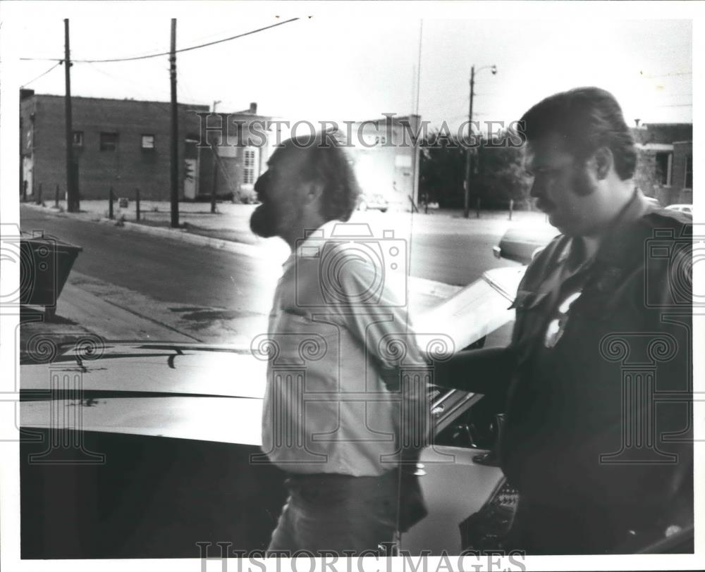 1982 Press Photo Police bring suspect J. W. Johnston into station, Crime, Murder - Historic Images