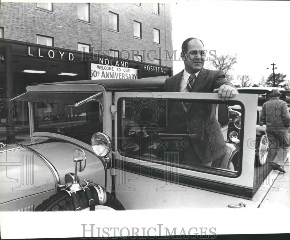 1980 Press Photo Leon Hamrick, Lloyd Noland Medical Director - abna35934 - Historic Images
