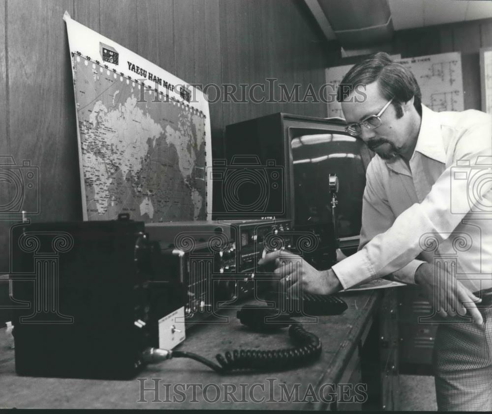 1978 Press Photo Birmingham, Alabama Ham Operator Dave Ingram with Radios - Historic Images