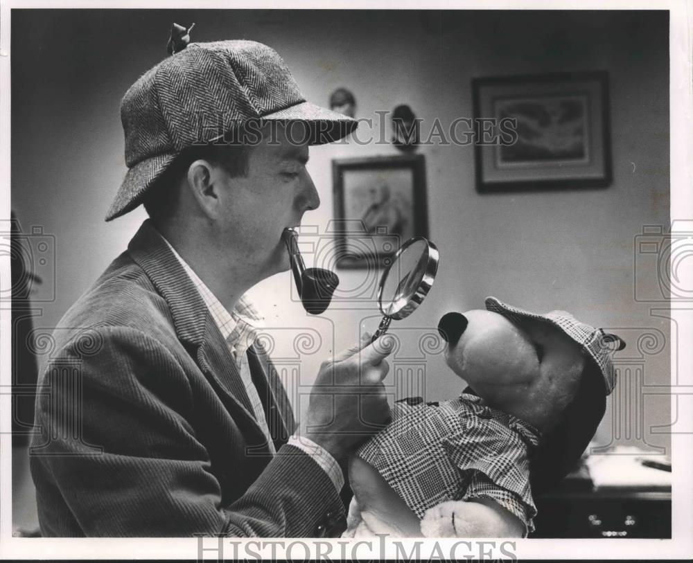 Press Photo Bob Inn in Sherlock Holmes style Hat with Snoopy in Costume - Historic Images