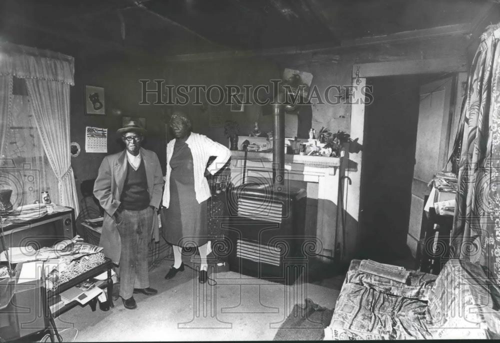 1977 Press Photo Booker and Lillie Dupree of Inglenook, Alabama in their Home - Historic Images