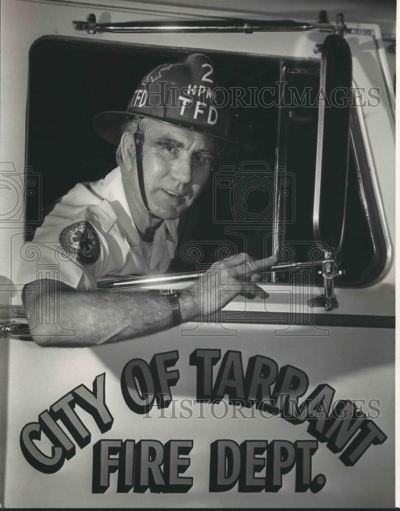 1982 Press Photo Herbert McAlpine checks out a Tarrant Fire Department Truck - Historic Images