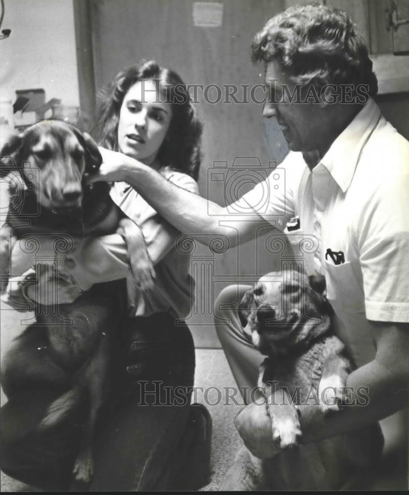 1979 Press Photo Doctor Robert McClung and daughter Debbie with Dogs - abna36037 - Historic Images