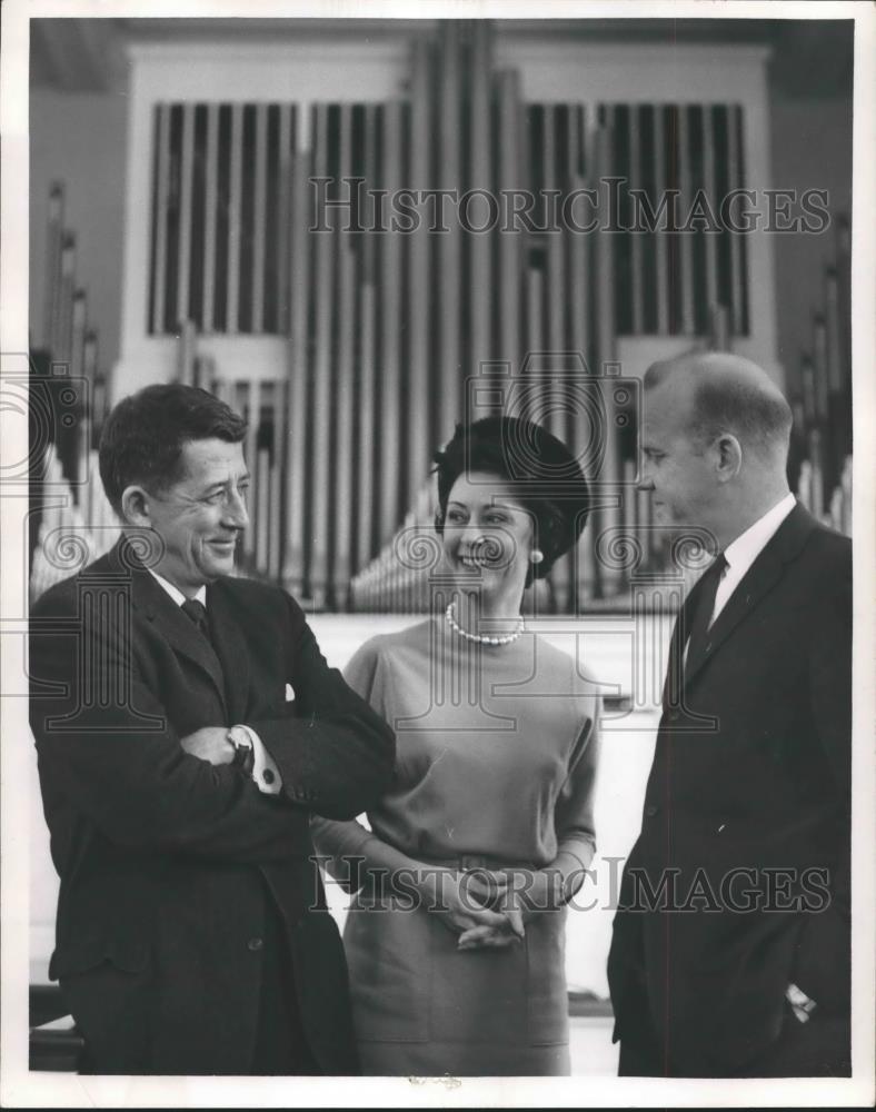 Press Photo William Lathrop, Mrs. John Ryan, Doctor Newton Strandberg at Event - Historic Images