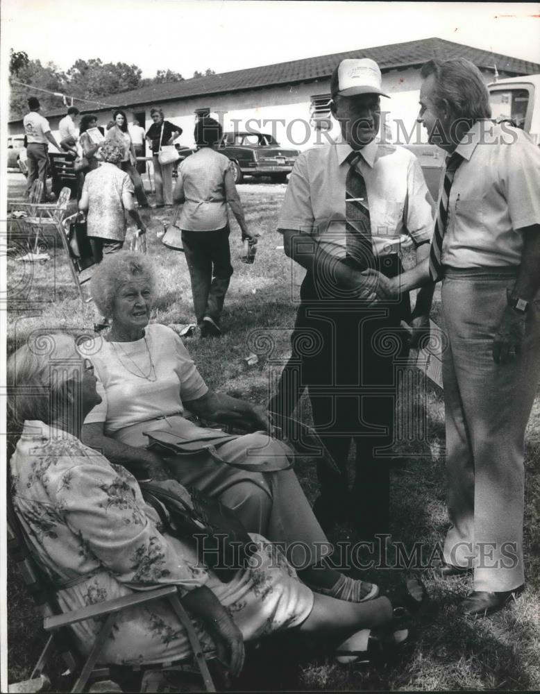 1982 Press Photo Joe McCorquodale, visiting and shaking hands, Alabama - Historic Images
