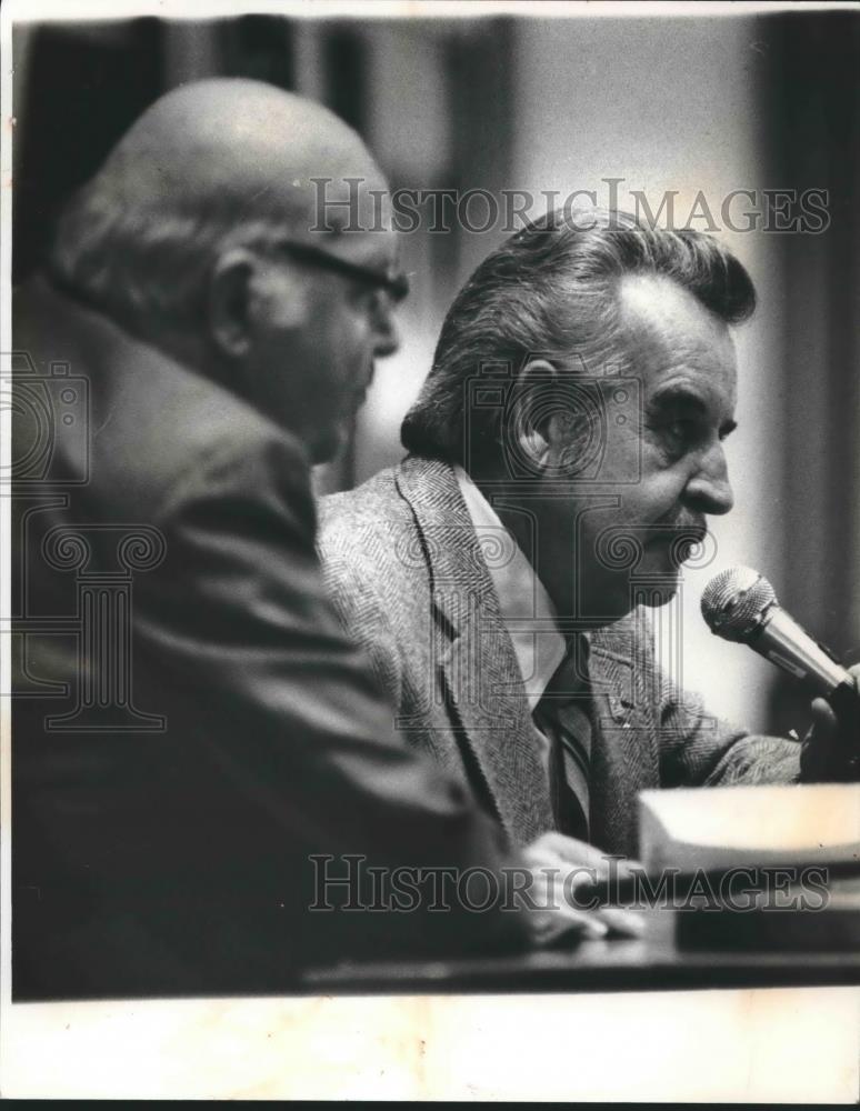 1982 Press Photo Joe McCorquodale, politician, with unidentified person - Historic Images