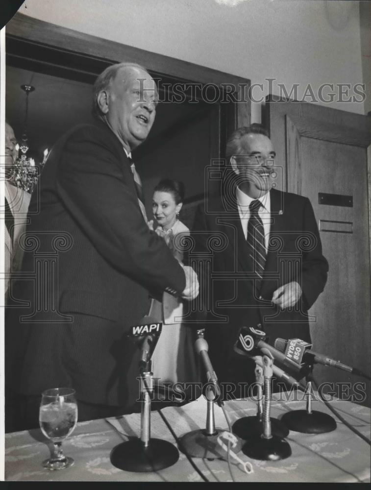 1982 Press Photo Joe McCorquodale, Politician at announcement with Others - Historic Images