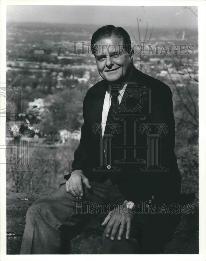 1981 Press Photo Doctor S. Richardson Hill overlooking city - abna36171 - Historic Images