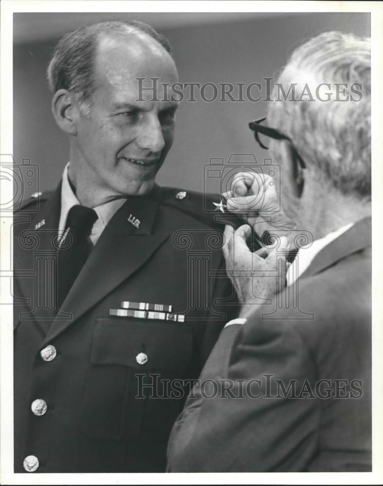 1980 Press Photo Brigadier General H. Holle with his father, Fred Holle - Historic Images