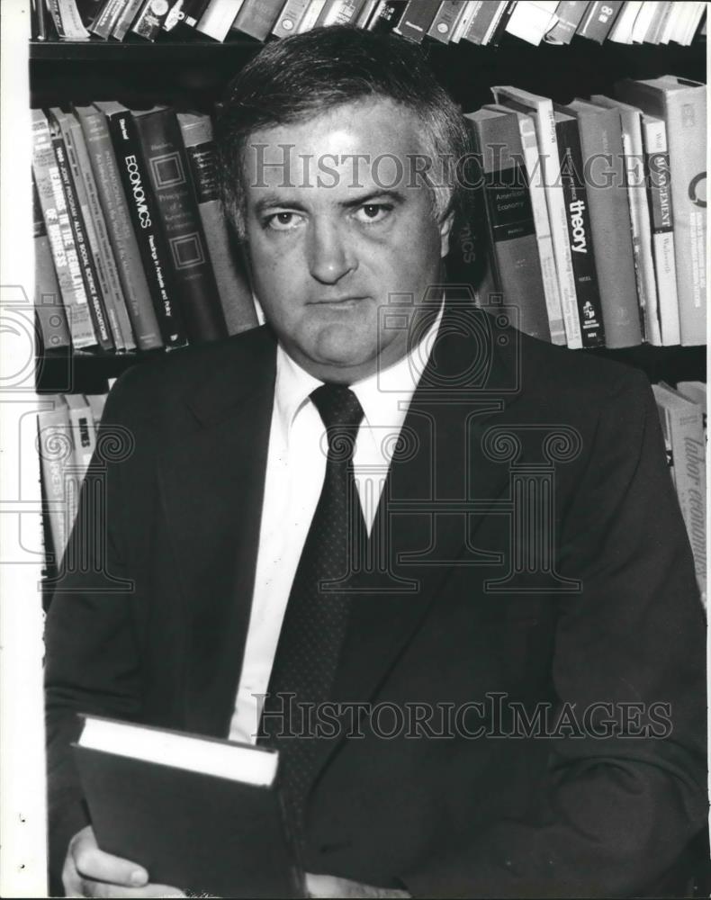 1976 Press Photo Doctor David Lewis is chairman of the University of Alabama - Historic Images