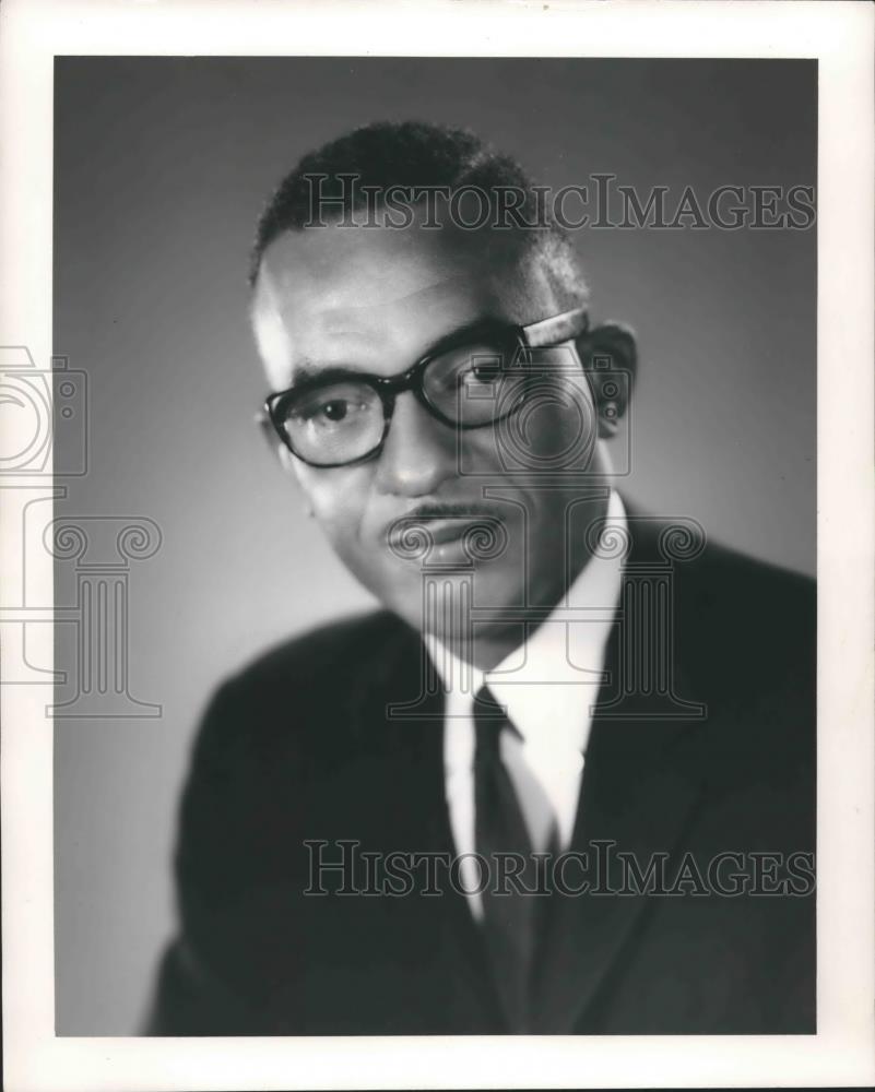 Press Photo Man wearing glasses in a business suit - abna36266 - Historic Images