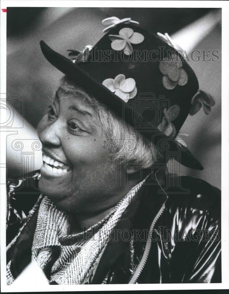 1992 Press Photo Representative Bobbie McDowell wears wild hat, Bessemer - Historic Images