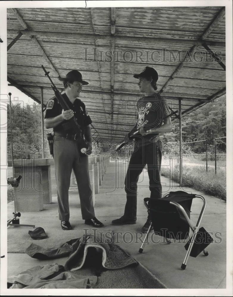 1986 Press Photo Alabama State Trooper, Rifle Coach Eugene Melton with Student - Historic Images