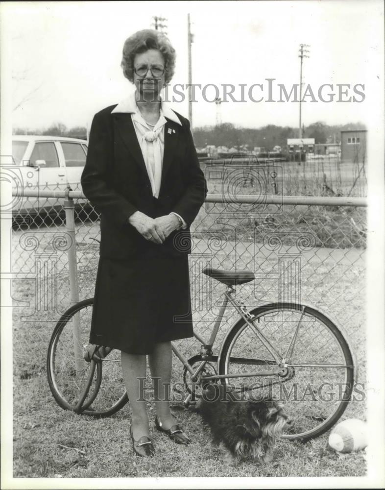 1982 Press Photo Mrs. Melton and her dog, Buttons, Alabama Mother of the Year - Historic Images