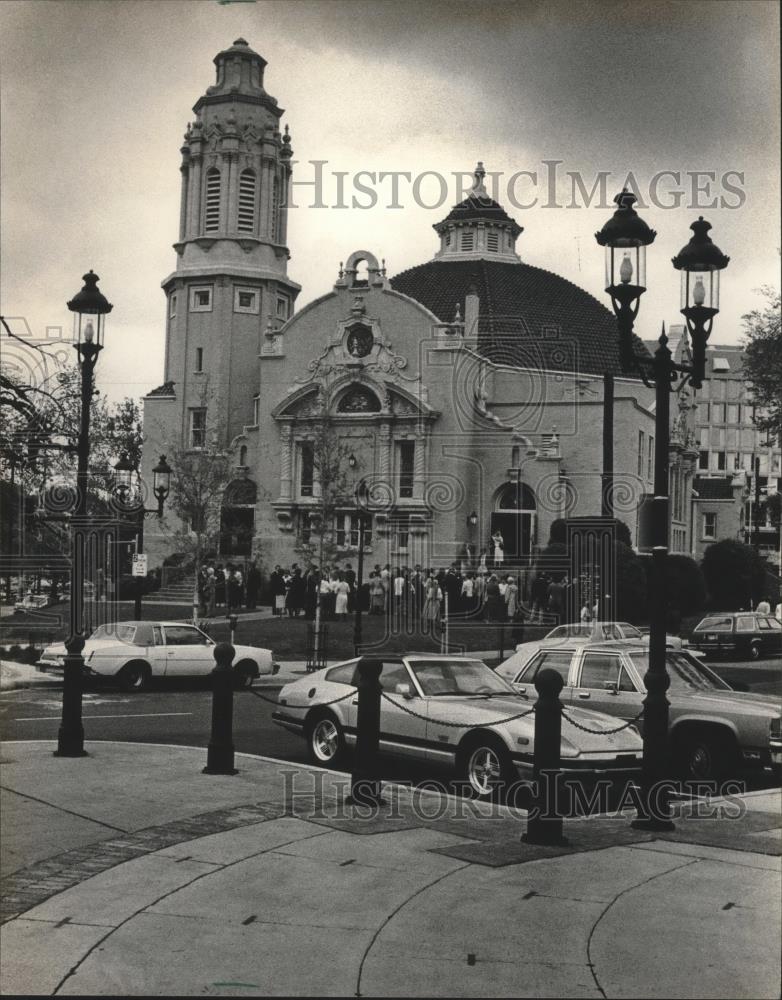 1983 Press Photo Mourners in front of church - abna36384 - Historic Images