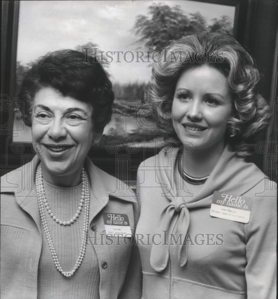 1976 Press Photo Sadie Adwon and Karen McQuillen of Radio and TV group - Historic Images