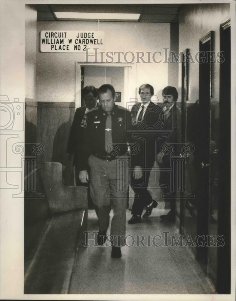 1989 Press Photo Michael Medders in hallway by Judge Cardwell courtroom - Historic Images