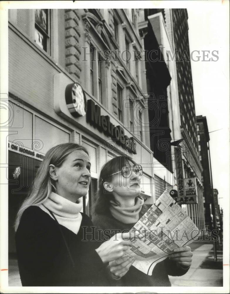 1979 Press Photo Ellen Mertins and Carol Dubie of National Register Offices - Historic Images