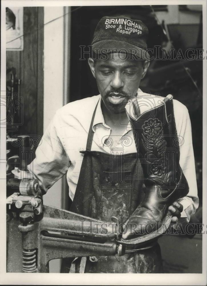 1989 Press Photo Walter Mitchell, Birmingham Shoe and Luggage Repair shop, Owner - Historic Images