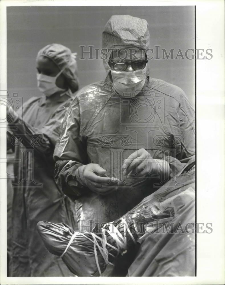 1982 Press Photo Doctor Benjamin S. Meyer, Physician in Surgery with Others - Historic Images