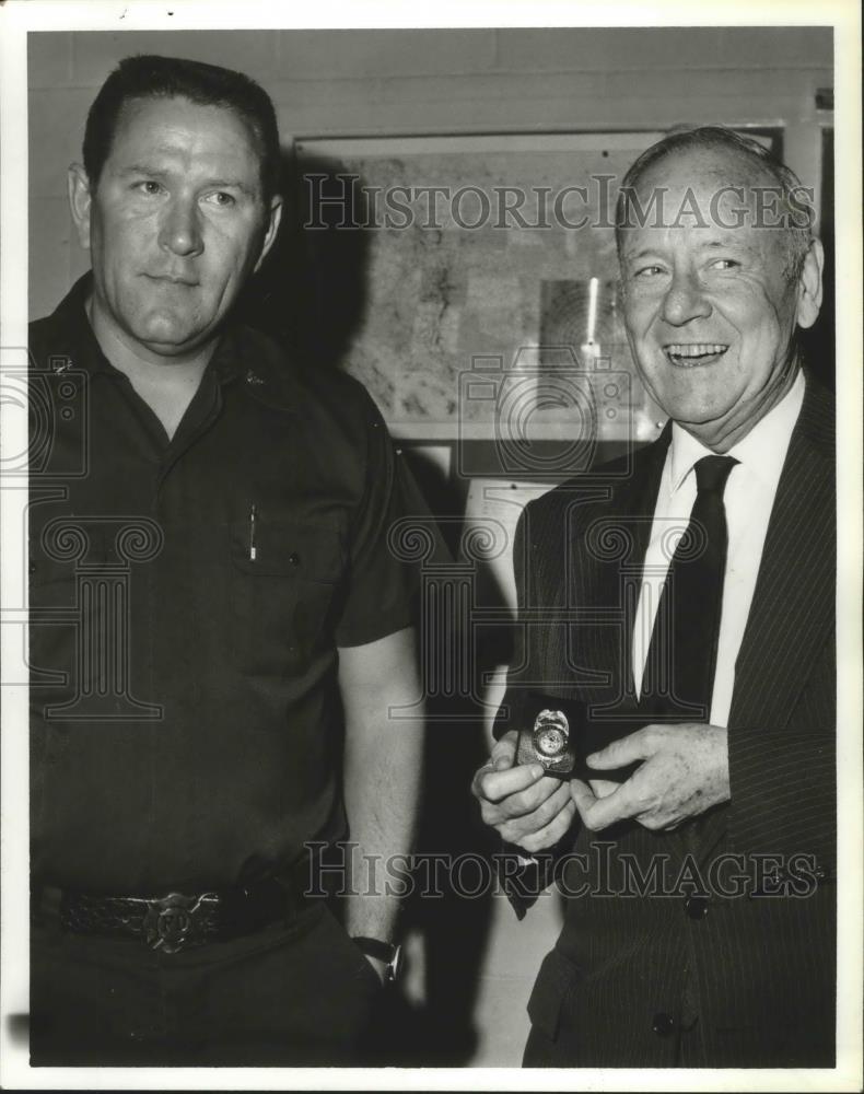 1978 Press Photo Auburn Fire Chief Ellis Mitchell with Harry Philpott - Historic Images