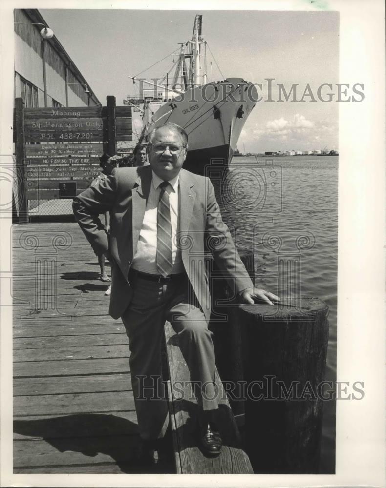 1984 Press Photo Lambert Mims stands on dock in front of ship, Alabama - Historic Images