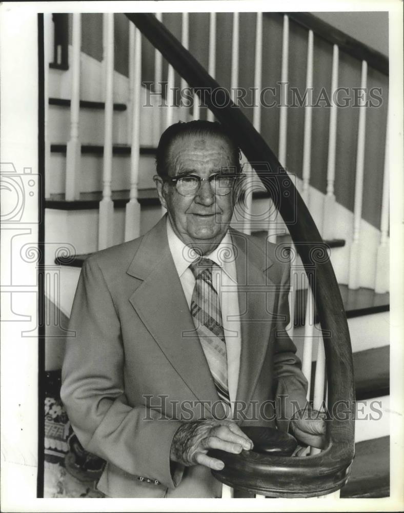 1979 Press Photo E. L. Mitchell, in front of stairway he crafted, Alabama - Historic Images